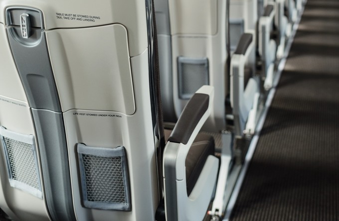Sitz im Airbus A220 von Swiss: Platz für Trinkflasche und Powerbank.