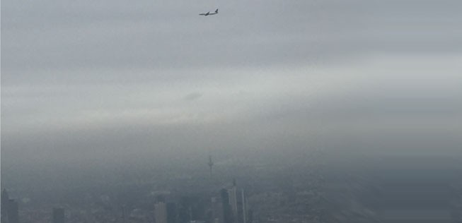Lufthansa-Maschine zusehen mitten über der Skyline von Frankfurt.