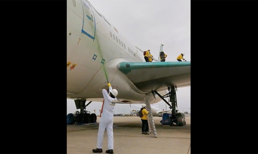 Dort machen sie sich an der Boeing 777 zu schaffen.