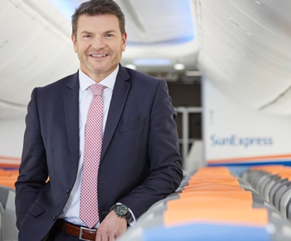 Sun-Express-Chef Jens Bischof: Hat Spaß an Schlümpfen.