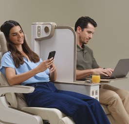 Emirates zeugte ihren neuen Premium-Econmy-Sitz: Der Sitz ist elektrisch und  mit einer Trennwand ausgestattet. 