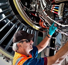 Triebwerksuntersuchung bei einer jetzigen Boeing 777: Künftig mit mehr Schub.
