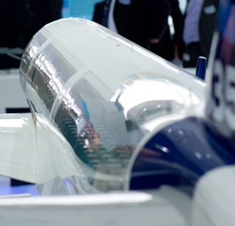 Union-Jack-Handy und A350-Modell: Airbus hat in Großbritannien rund 14.000 Mitarbeiter.