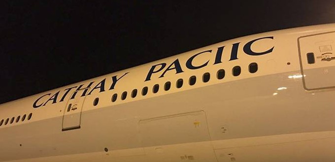 Die Airline aus Hongkong schickt den Flieger zurück in die Lackiererei.