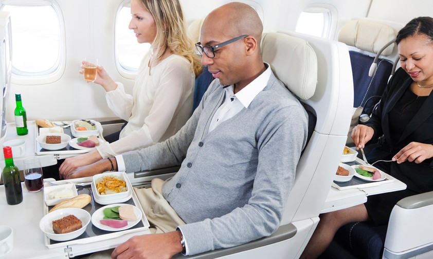 Essen bei Air France (hier in der Premium Economy): Künftig in allen Klassen ohne Einwegplastik.