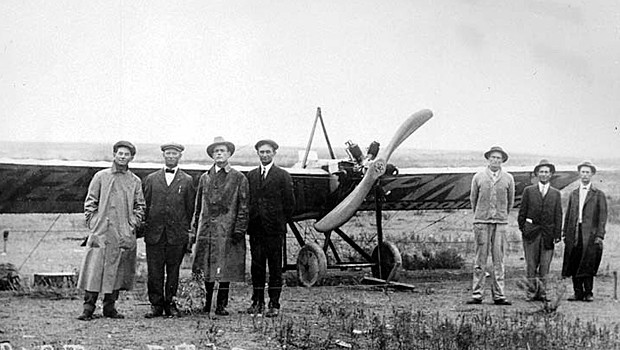Flugversuch von Clyde Cessna (vierter von links): Besessen vom Traum des Fliegens.