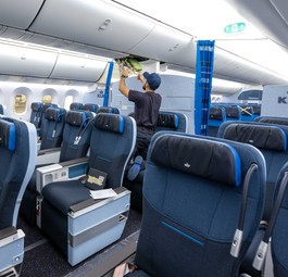Ein Techniker installiert Premium-Economy -Sitze bei KLM: Die Airline kündigt Veränderungen für ihre Boeing-Langstreckenkabine an.