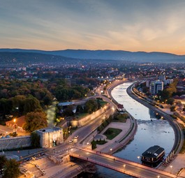 Blick auf Niš: Lebendige Industrie- und Handelsstadt.