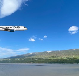 Airbus A319 von Niceair über dem Fjord Eyjafjörður vor Akureyri. Start in rund 100 Tagen.

&nbsp;