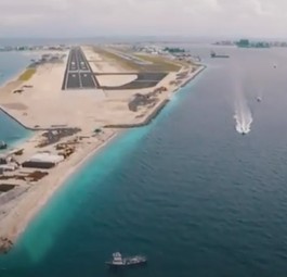 Anflug auf den Airport Malé (aufgenommen aus einem Etihad-Jet): Zwei parallele Pisten.