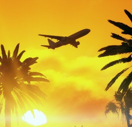Flieger über Strand:  Lufthansa setzt auf Urlaubsflüge.