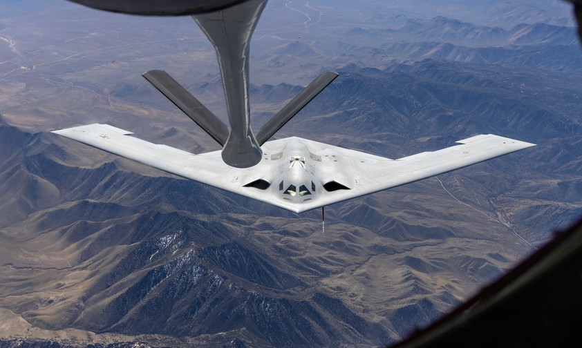 Stealth ist wichtiger als Speed - ein B-21 Raider wird in der Luft betankt.