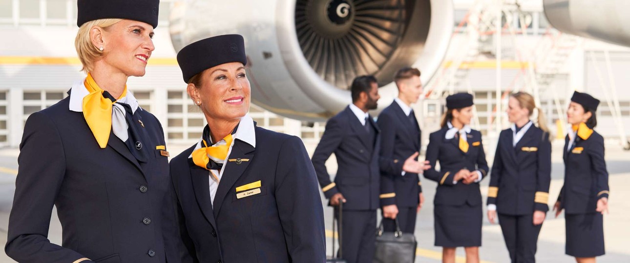 Kabinenpersonal von Lufthansa: Ab 2024 können Kabinenbesatzungen nur noch mit dem Abschluss als  Fachberater:in für Servicemanagement aufsteigen.