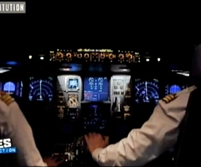 Die Kopiloten sind alleine im Cockpit und beginnen die Atlantiküberquerung. Der Pilot hat sich zur Ruhe gelegt.