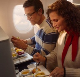 Premium Economy Class von Lufthansa: Sitzen Reisende bald stundenlang vorm leeren Tablett?