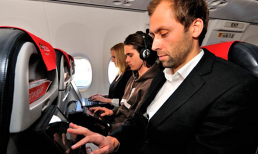 Passagiere mit Handys und Laptop: Keine Seltenheit mehr
