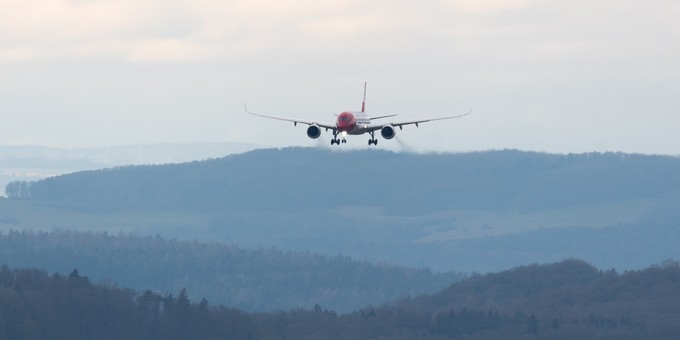Der erste Airbus A350 von Edelweiss im Landeanflug ...