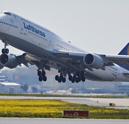 Boeing 747 von Lufthansa: Je nach Ziel sind auch einheimische Flugbegleitende an Bord.