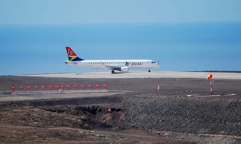 Embraer E190 von Airlink am Flughafen St. Helena: Der Airport kommt nicht aus den Problemen heraus.
