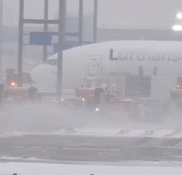 Schneeräumung in Frankfurt: Der Flughafen ist gesperrt.