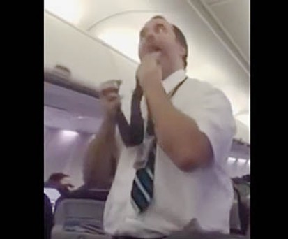 Dieser Flugbegleiter hat die ganze Aufmerksamkeit