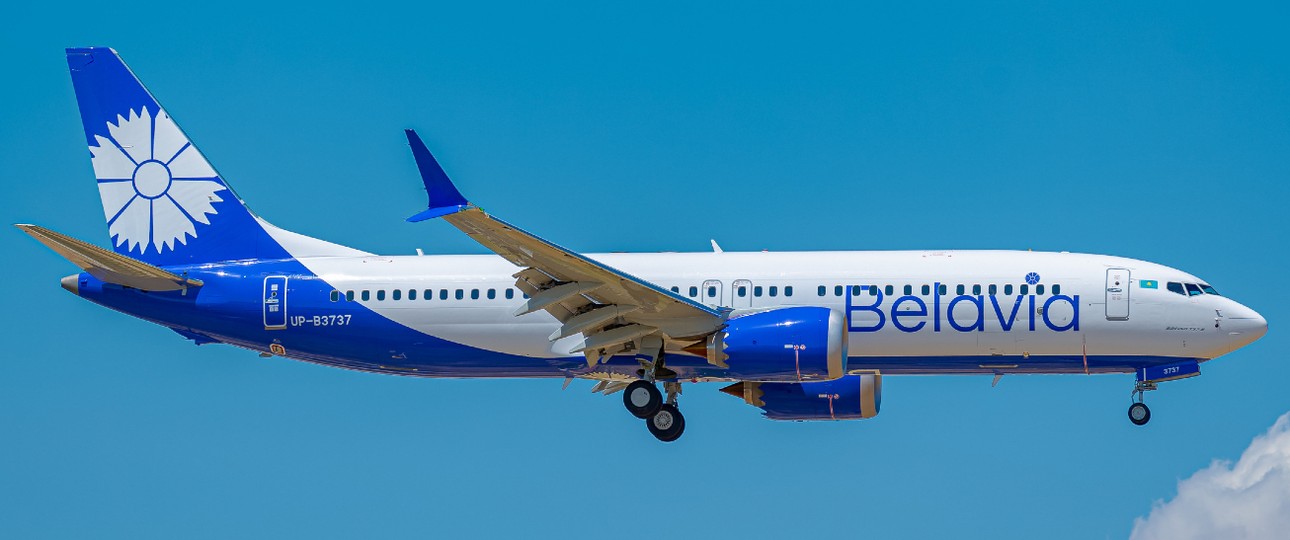 Boeing 737 Max: Belavia-Bemalung, aber kasachisches Kennzeichen und kleine kasachische Flagge: