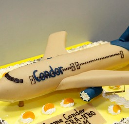 Condor-Torte: Die Kuchenstücke von Thomas Cook werden noch nicht verteilt.