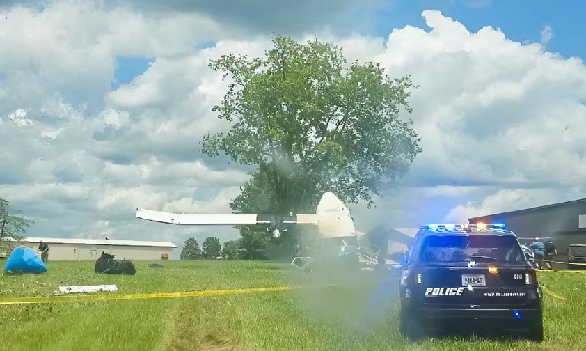 Die Twin Otter liegt im Gras des Tullahoma Regional Airport: Nur Verletzte, keine Toten.