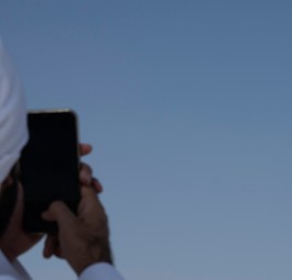 Mann knipst bei der Dubai Airshow 2021 einen Airbus A350: Emirates hat Interesse an mehr.