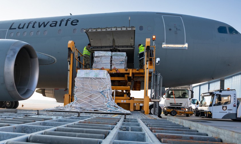 Die Beladung des Airbus A310 mit dem Kennzeichen 10+23 in Köln.