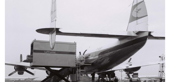 Das Experiment mit der Super Constellation als Airbus erwies sich jedoch nicht als gewinnbringend. 1963 beendete die Lufthansa das Programm.