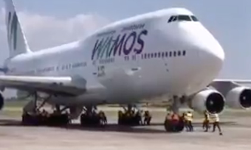 Kräftige Männer ersetzen Schleppfahrzeug