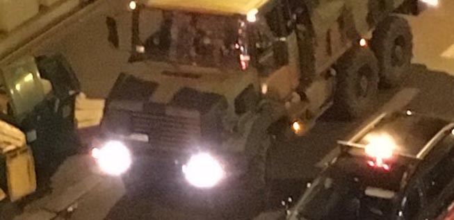 Armee in den Straßen von Paris: Präsident Hollande rief den Notstand aus und schloss die Grenzen.