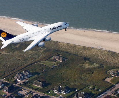 Lufthansa: Sechs A380 hat die deutsche Airline an Airbus zurückverkauft. Auch ihre anderen acht Superjumbos wollte Lufthansa eigentlich nie mehr einsetzen. Doch aufgrund der Lieferverspätungen bei Boeing 787 und vor allem Boeing 777X beschloss die Fluggesellschaft, temporär doch wieder auf den Vierstrahler zu setzen. Vier Exemplare werden für den <a href="https://www.aerotelegraph.com/lufthansa-hat-heidenrespekt-vor-der-a380-reaktivierung">Einsatz im kommenden Sommer ab München</a> reaktiviert. Dass danach noch weitere folgen, <a href="https://www.aerotelegraph.com/lufthansa-prueft-noch-mehr-airbus-a380-zurueckzubringen">ist nicht ausgeschlossen</a>.