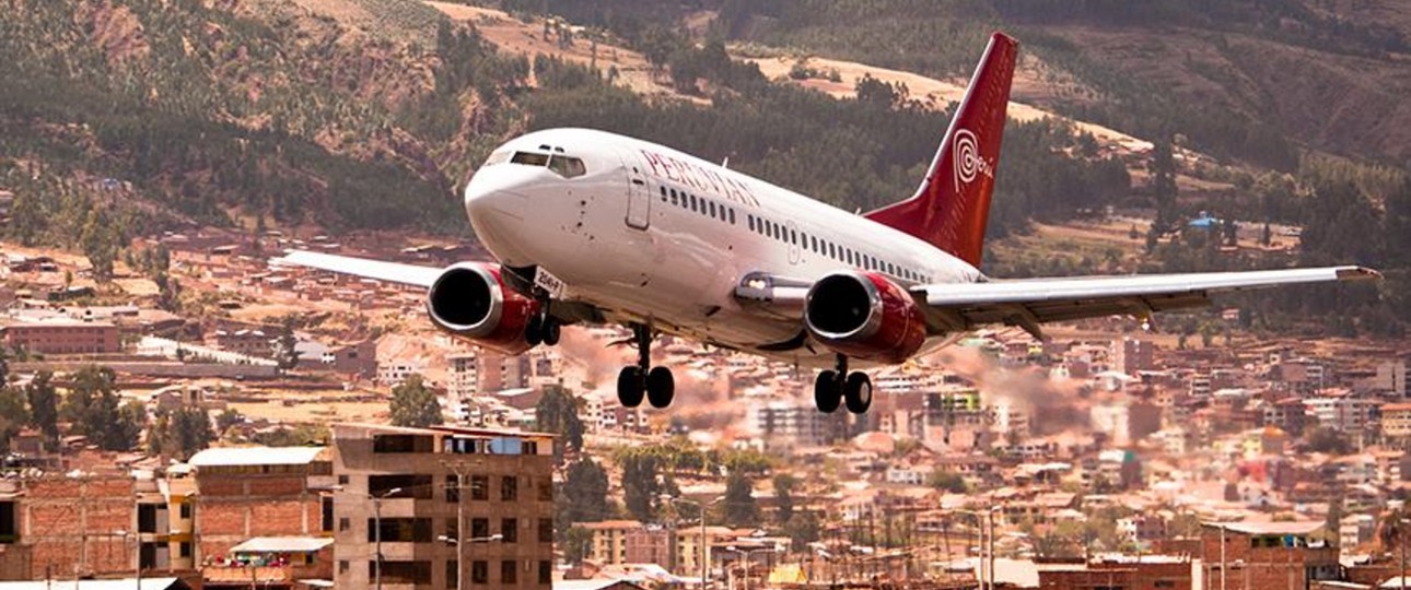 Peruvian Airlines stellte im Oktober den Betrieb ein. Aufgrund von Unstimmigkeiten rund um die Einfuhr von zwei Flugzeugen hätten die Finanz- und Zollbehörden die Konten blockieren lassen, <a href="https://www.aerotelegraph.com/peruvian-airlines-am-boden" target="_blank" rel="noopener">so die Airline</a>. Ohne Liquidität habe man den Betrieb zuerst einen halben Tag einstellen müssen, und in der Folge das Vertrauen der Reiseagenturen verloren, so dass die Buchungen eingebrochen seien.