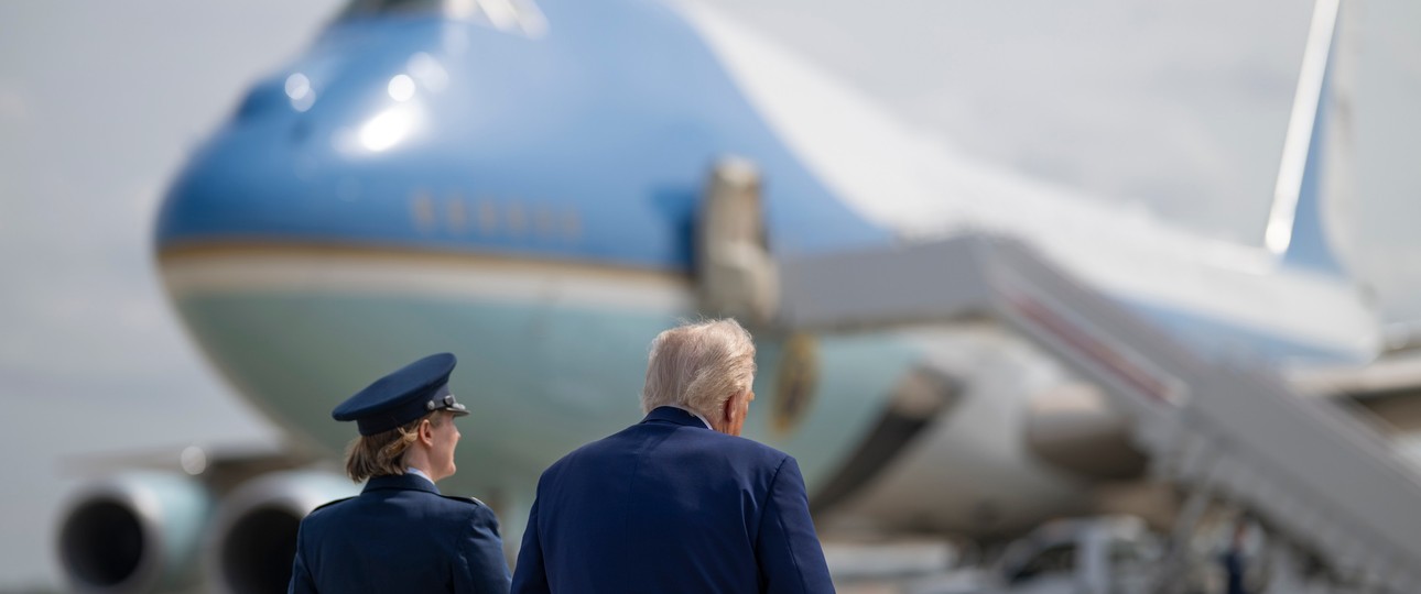 Donald Trump läuft zur Air Force One: Er will schnell Ersatz für die alternden Boeing 747-200.