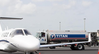 Tankfahrzeug von Titan Aviation Fuel: Das Unternehmen bietet Tankdienstleistungen weltweit.