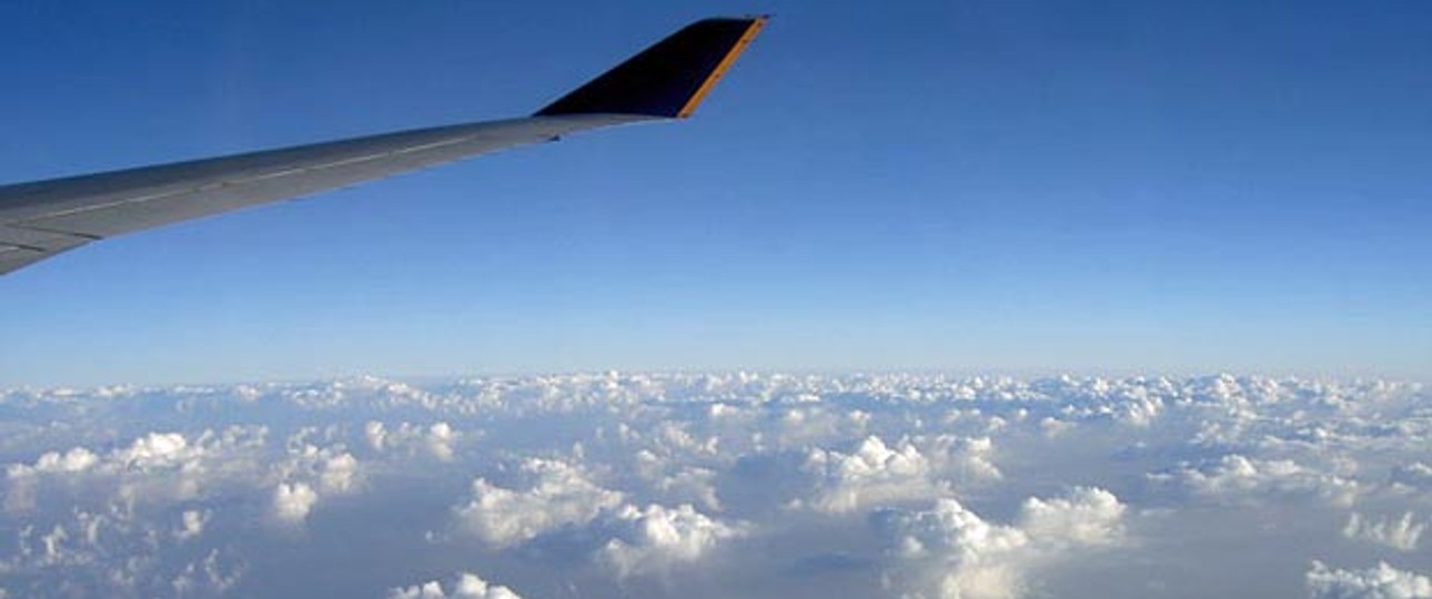 Tragfäche einer Singapore-Boeing747: Die Airline will andere Billigflieger konkurrenzieren.