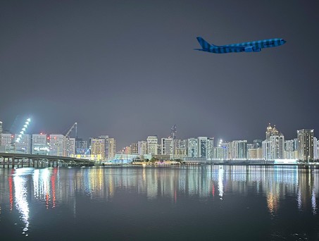 Airbus A330 von Condor über Abu Dhabi (Montage): Die Streifenflieger snd bald im Emirat zu sehen.
