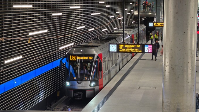 Die Linie U80 fährt in rund 18 Minuten zum Düsseldorfer Hauptbahnhof.