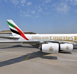 Die Jubiläumsbeklebung auf dem Airbus A380 von Emirates: Das Wort Emirates im United Arab Emirates ist etwas größer geschrieben.
