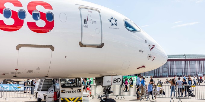 Es gibt viele Luftfahrzeuge zu bestaunen, wie etwa dieser Airbus A220 von Swiss ...