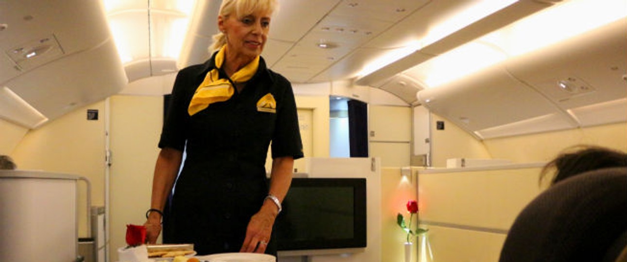 Tina Mourikis bei der Arbeit: Ihr letzter Flug als Flugbegleiterin für Lufthansa liegt nun hinter ihr.