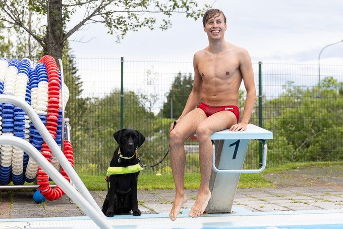 Már Gunnarsson mit seinem Blindenhund Max: Der Isländer ist Spitzensportler und Musiker und daher viel unterwegs.