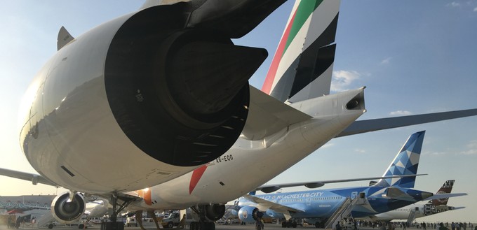 In Reihe zu sehen: Ein A380-Treibwerk, eine Boeing 777 von Emirates, der Dreamliner von Etihad und ein Airbus A350 von Fiji Airways.