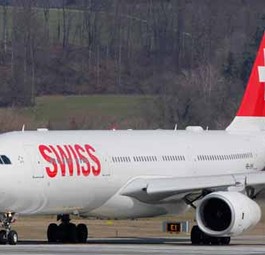 Airbus A330 von Swiss (Archivbild): Ein Crewmitglied könnte erkrankt sein.