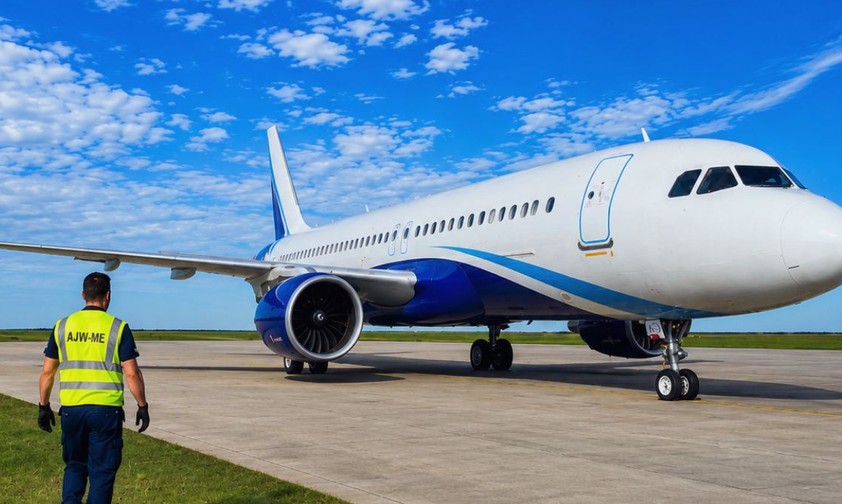 Einer der Airbus A320 Neo: Trägt die Lackierung von Indigo.