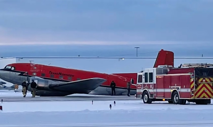 Douglas DC-3 legt Bauchlandung auf schneebedeckter Piste hin