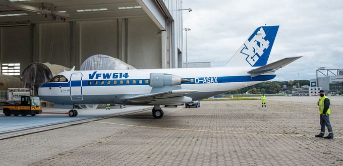 Zudem bekam die Maschine eine neue Lackierung. Sie wird auf der Museumswiese in Finkenwerder ausgestellt.
