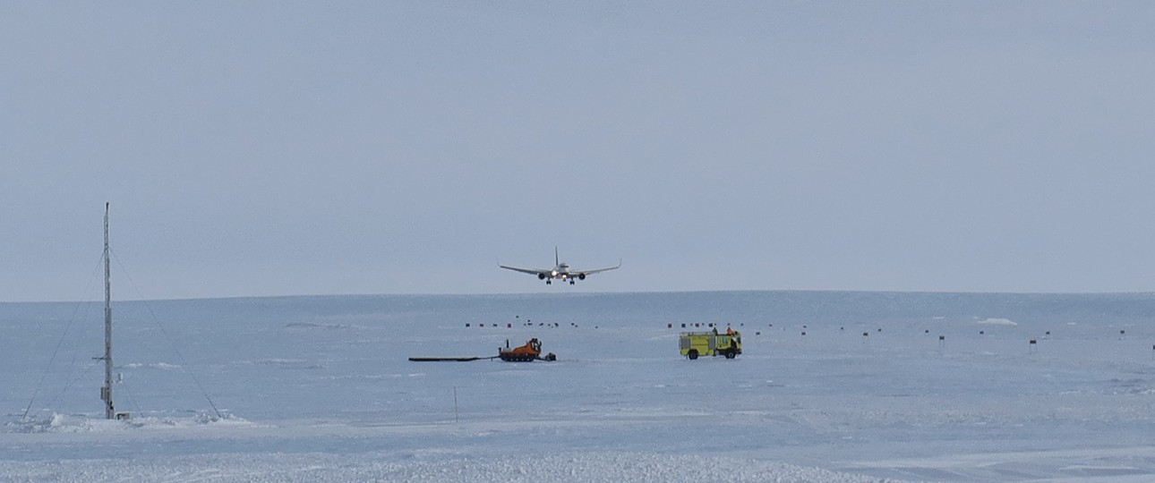 Landefreigabe erhalten: Die Boeing 767 am 26. Februar 2021 vor dem Aufsetzen.